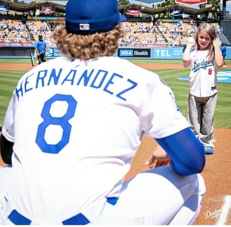 　始球式を務めたキケ・ヘルナンデスの長女・ペネロペちゃん（ロサンゼルス・ドジャース提供）