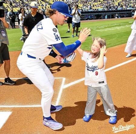 　始球式を務めたキケ・ヘルナンデスの長女・ペネロペちゃん（ロサンゼルス・ドジャース提供）