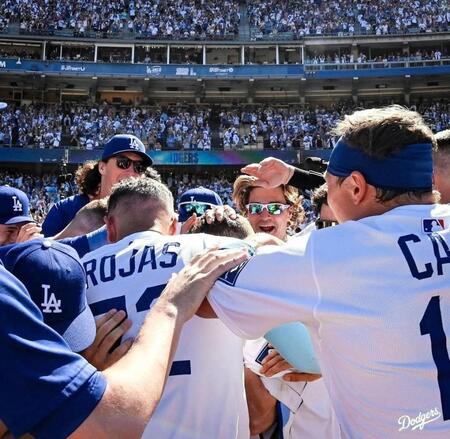【動画】わが子かよっ！ってぐらいにテオスカーがガッチリわしづかみｗｗ　スミス苦笑い