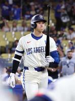　９回に打席が回らず敗戦し、引き揚げるドジャース・大谷（共同）