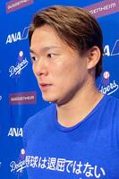 　試合後、報道陣の質問に答える山本（撮影・小林信行）