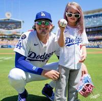 　始球式を務めたキケ・ヘルナンデスの長女・ペネロペちゃん（ロサンゼルス・ドジャース提供）