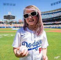 　始球式を務めたキケ・ヘルナンデスの長女・ペネロペちゃん（ロサンゼルス・ドジャース提供）