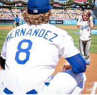 　始球式を務めたキケ・ヘルナンデスの長女・ペネロペちゃん（ロサンゼルス・ドジャース提供）