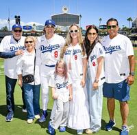 　始球式に登場したキケ・ヘルナンデスの家族（ロサンゼルス・ドジャース提供）