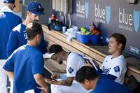 　２回、プライアー投手コーチと話をする山本由伸（右）＝提供・ＡＰ／アフロ