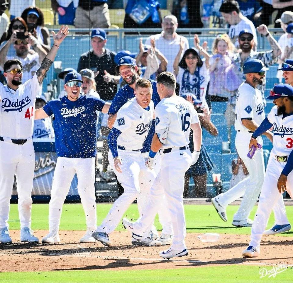 　９回、サヨナラ本塁打を放ってホームインするスミス（ロサンゼルス・ドジャース提供）