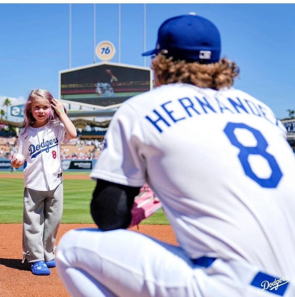 　始球式を務めたキケ・ヘルナンデスの長女・ペネロペちゃん（ロサンゼルス・ドジャース提供）