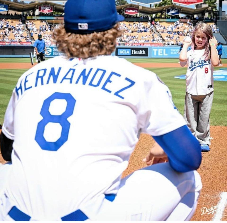 　始球式を務めたキケ・ヘルナンデスの長女・ペネロペちゃん（ロサンゼルス・ドジャース提供）