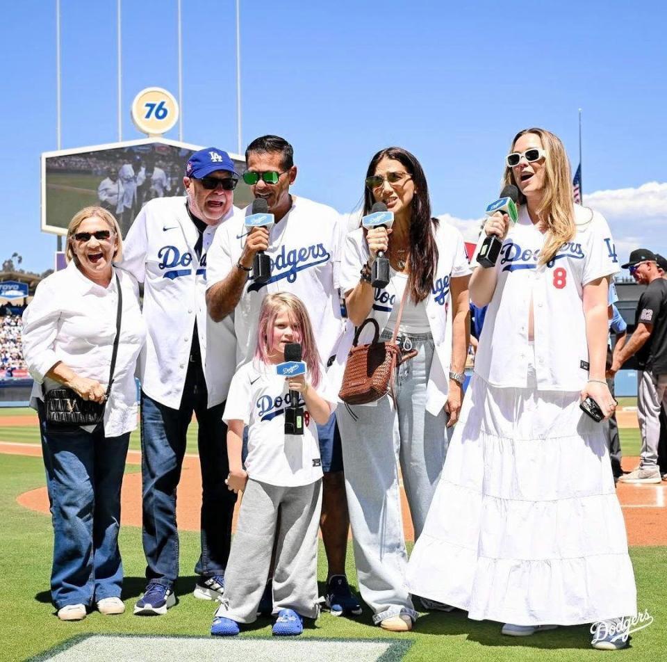　プレーボールコールを行うキケ・ヘルナンデスの長女・ペネロペちゃん（ロサンゼルス・ドジャース提供）