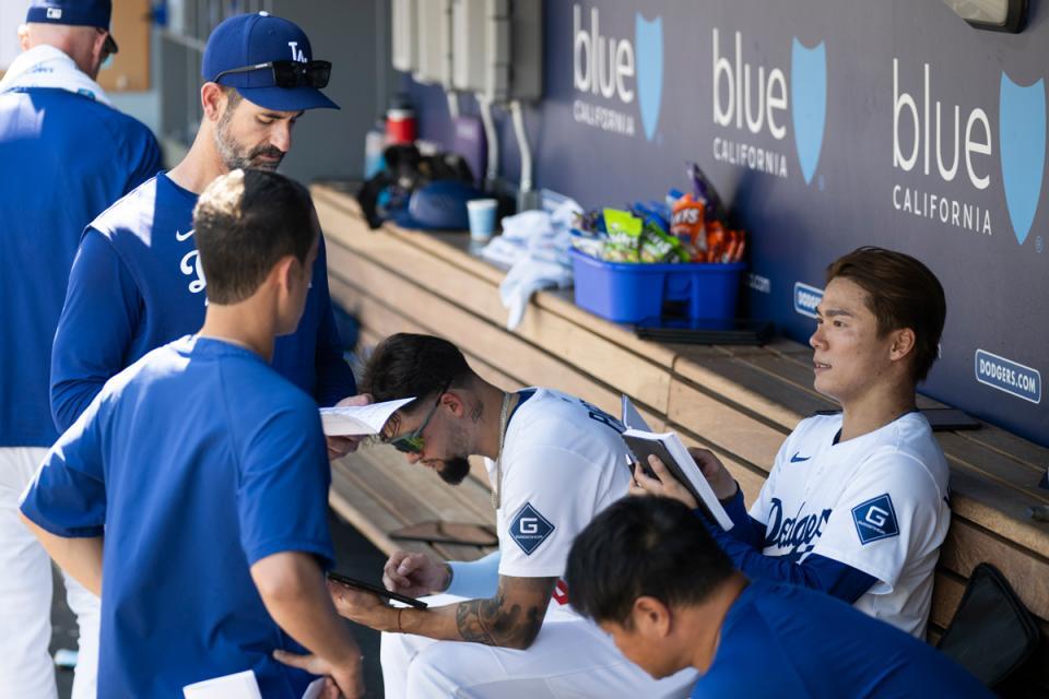 　２回、プライアー投手コーチと話をする山本由伸（右）＝提供・ＡＰ／アフロ