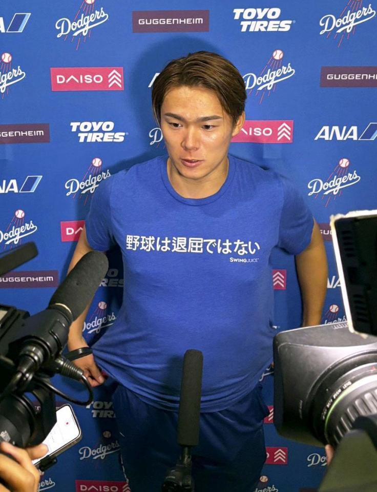 　試合後、取材に応じるドジャース・山本＝ロサンゼルス（共同）