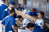 　２回、プライアー投手コーチと話をする山本由伸（右）＝提供・ＡＰ／アフロ