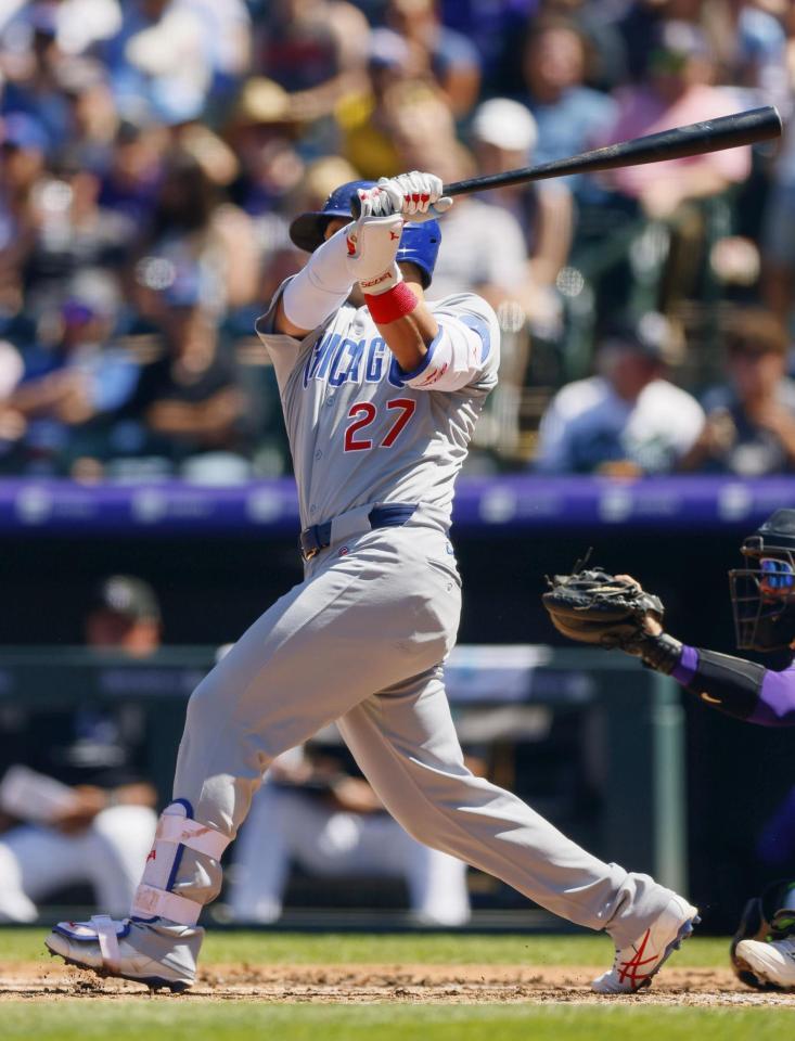 　３回、先制の２点二塁打を放つ鈴木（ゲッティ＝共同）