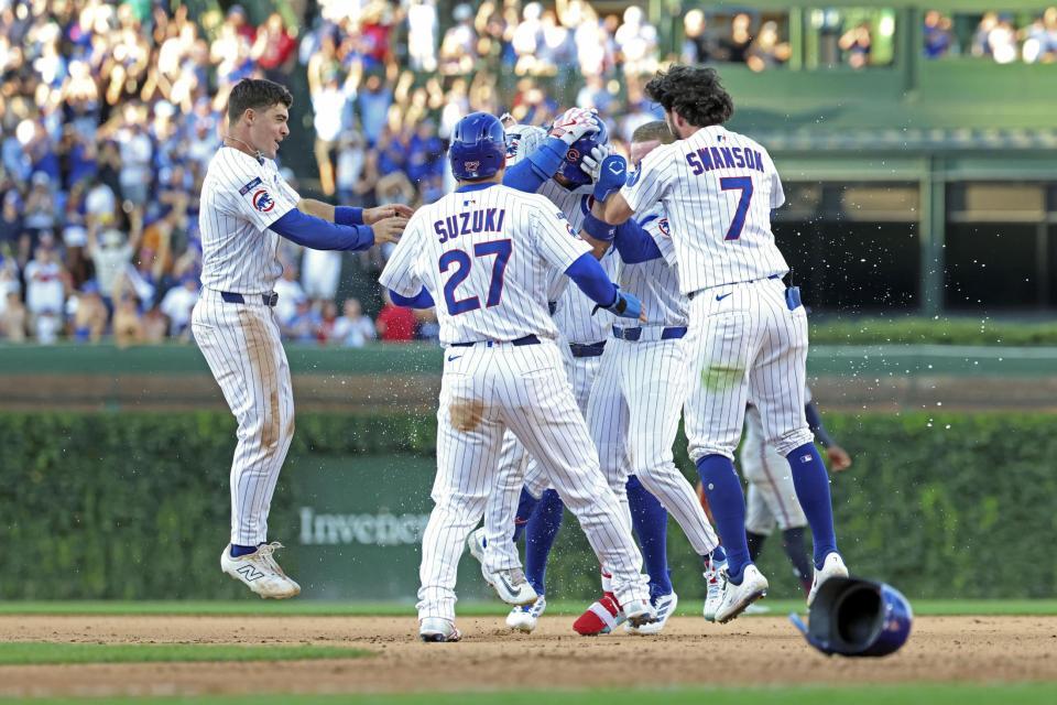 　ブレーブスにサヨナラ勝ちし喜ぶ鈴木（27）らカブスの選手たち（ゲッティ＝共同）