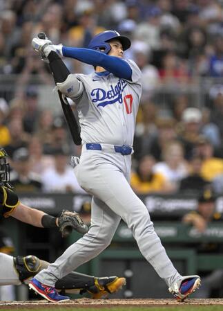 　３回、４６号ソロを放つ大谷（共同）