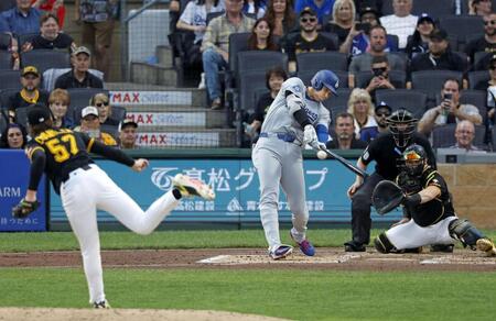 　３回、４６号ソロを放つ大谷。投手チャンドラー（共同）