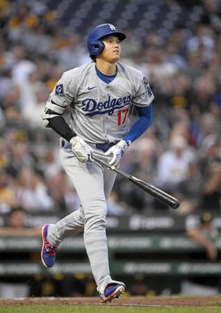 　３回、４６号ソロを放つ大谷（共同）