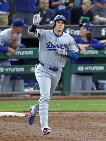 　３回、４６号ソロを放ち塁を回る大谷（共同）
