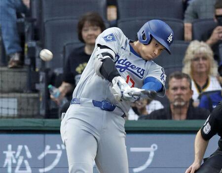 　３回、４６号ソロを放つ大谷（共同）