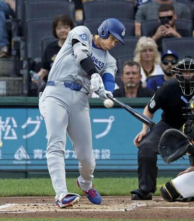 ３回、４６号ソロを放つ大谷（共同）