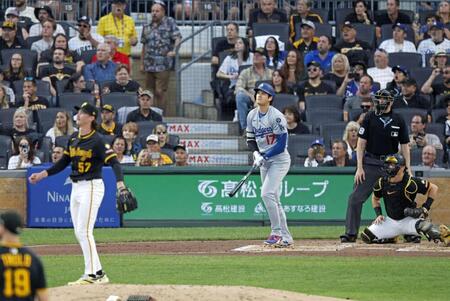 　３回、４６号ソロを放つ大谷。投手チャンドラー（共同）
