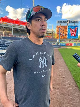 　取材に応じるヤンキース傘下のマイナー３Ａ、スクラントンの前田＝ウースター（共同）