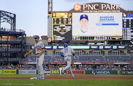 　３回、４６号ソロを放ち一塁を回る大谷（共同）