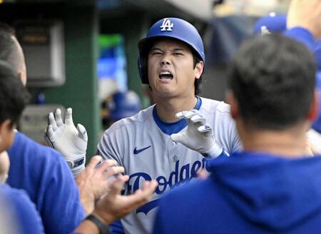 　３回、４６号ソロを放ち迎えられる大谷（共同）