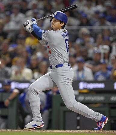 　７回、二塁打を放つ大谷（共同）