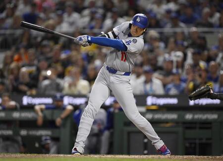 　７回、二塁打を放つ大谷（共同）