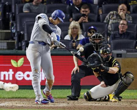 　９回、適時二塁打を放つ大谷（共同）