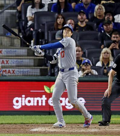 　９回、適時二塁打を放つ大谷（共同）