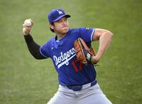 　試合前、キャッチボールする大谷（共同）