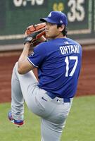 　試合前、キャッチボールする大谷（共同）
