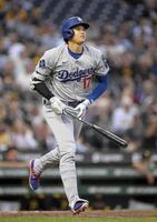 　３回、４６号ソロを放つ大谷（共同）