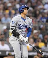 　３回、４６号ソロを放つ大谷（共同）