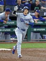 　３回、４６号ソロを放ち塁を回る大谷（共同）