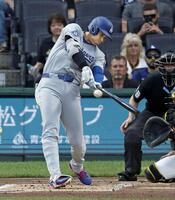 ３回、４６号ソロを放つ大谷（共同）