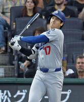 　３回、４６号ソロを放つ大谷（共同）