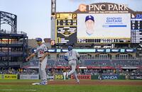 　３回、４６号ソロを放ち一塁を回る大谷（共同）