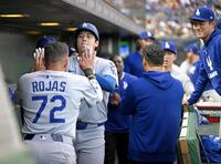 　３回、４６号ソロを放ちタッチを交わす大谷（共同）