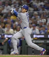 　７回、二塁打を放つ大谷（共同）