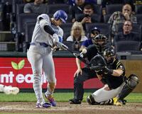 　９回、適時二塁打を放つ大谷（共同）
