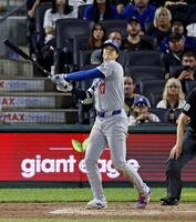 　９回、適時二塁打を放つ大谷（共同）