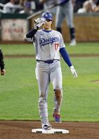　９回、適時二塁打を放ちポーズをとる大谷（共同）