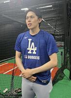 　リハビリ登板後に取材に応じる佐々木（共同）