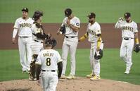 　５回途中、降板するダルビッシュ（中央）＝共同