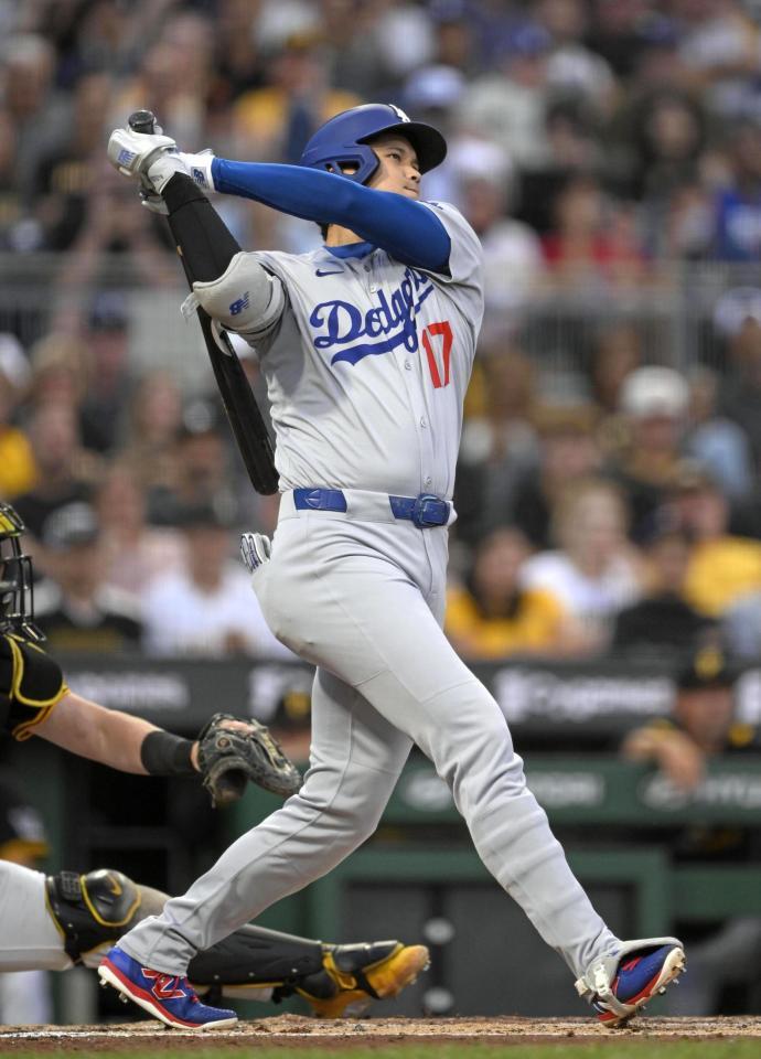 　３回、４６号ソロを放つ大谷（共同）