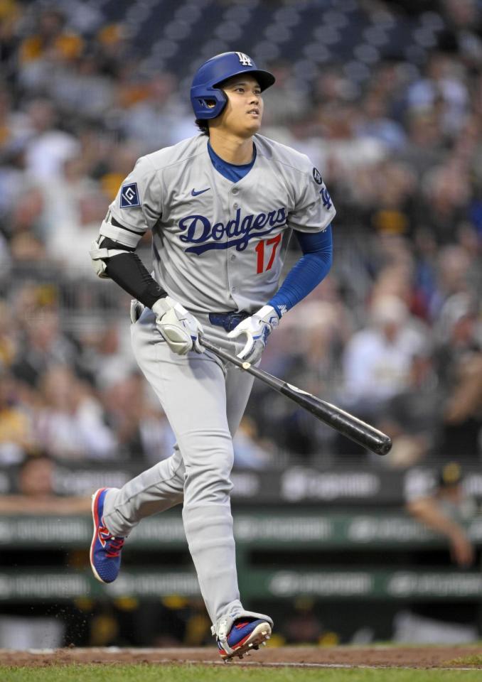 　３回、４６号ソロを放つ大谷（共同）